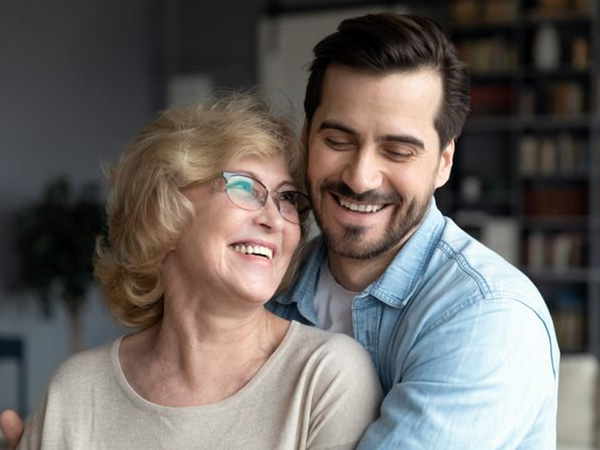 Zašto mlađi muškarci vole starije žene?